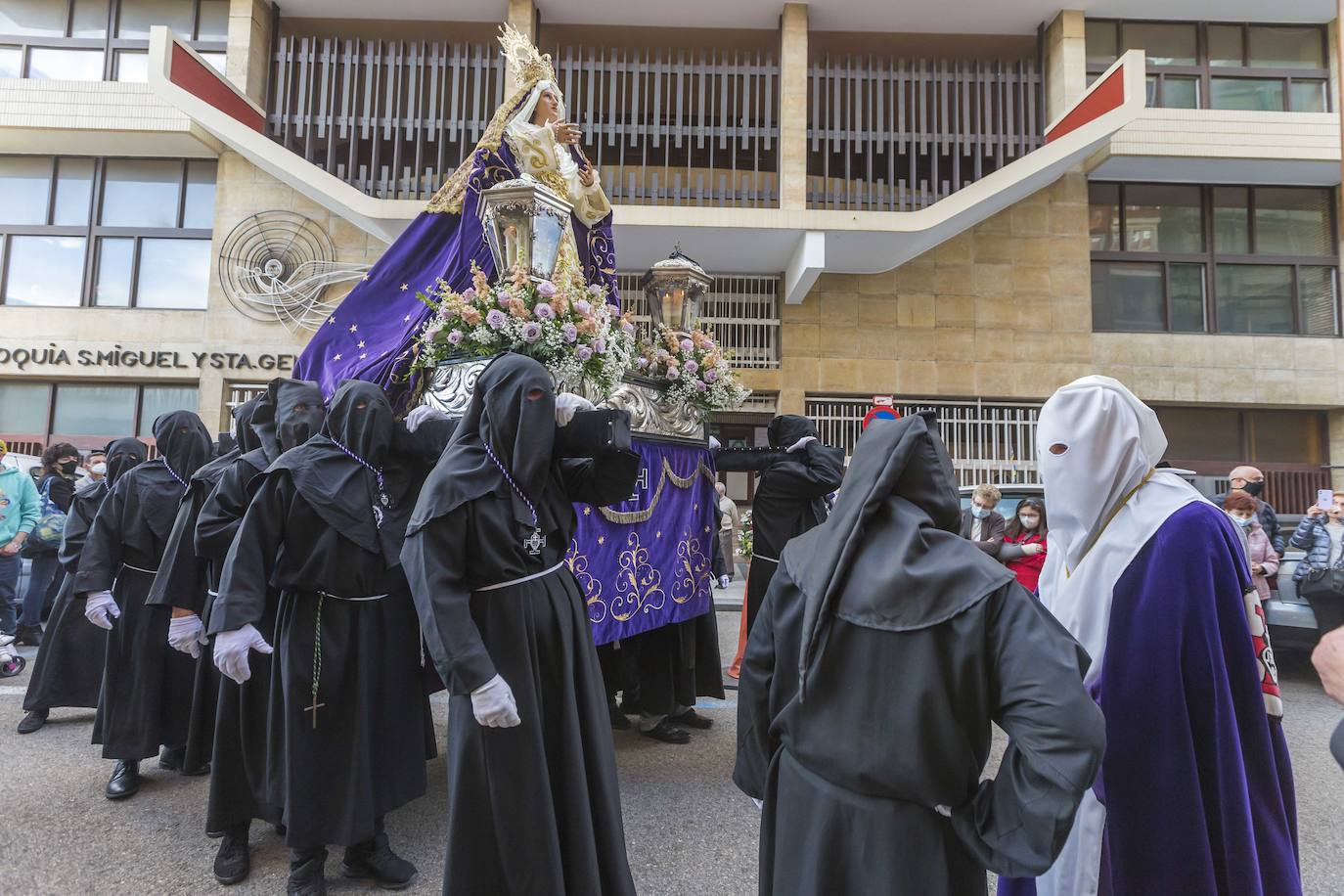 La procesión partió de la iglesia de Los Pasionistas hacia la catedral, haciendo una parada en la calle Madrid, para homenajear al pueblo ucraniano