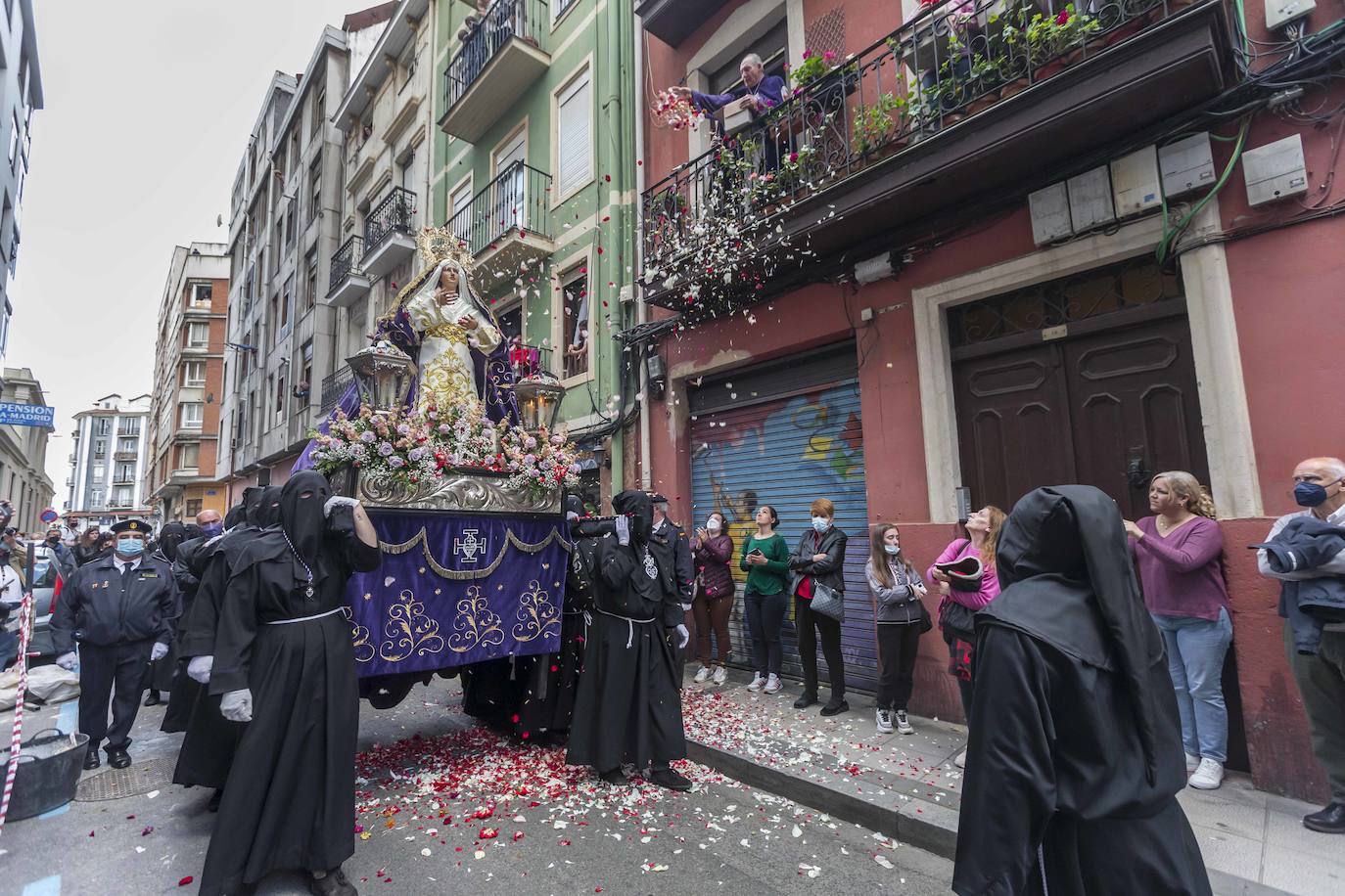 La procesión partió de la iglesia de Los Pasionistas hacia la catedral, haciendo una parada en la calle Madrid, para homenajear al pueblo ucraniano