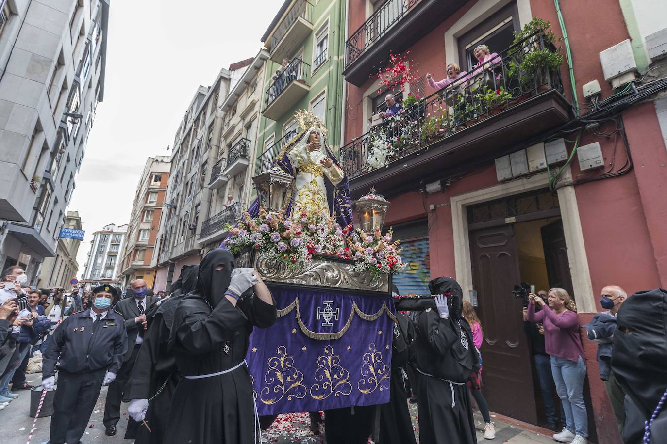 La procesión partió de la iglesia de Los Pasionistas hacia la catedral, haciendo una parada en la calle Madrid, para homenajear al pueblo ucraniano