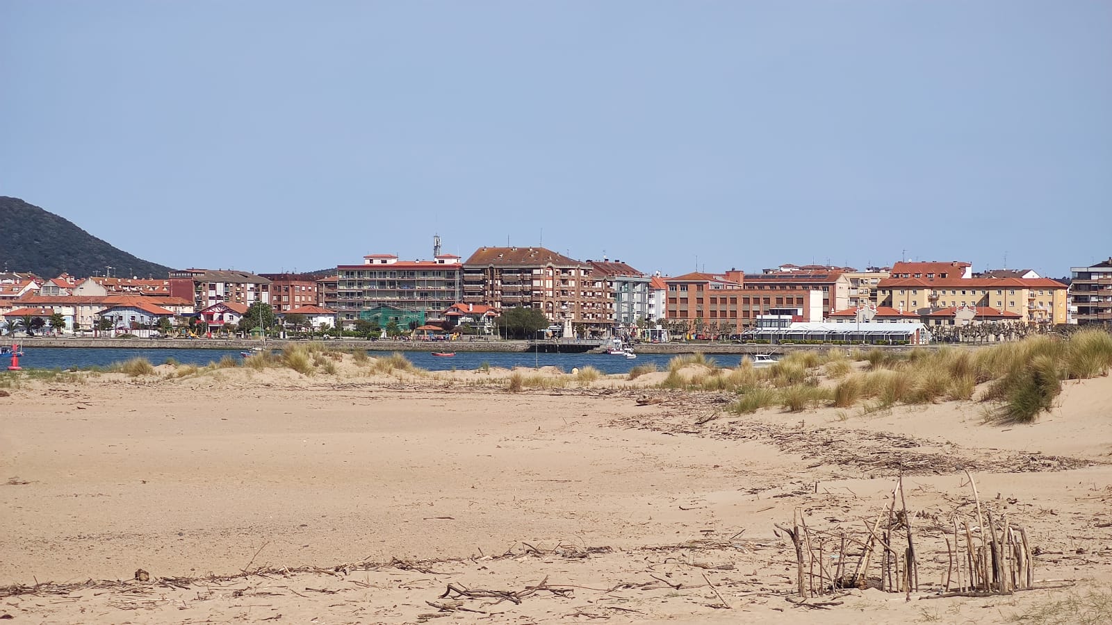 A las seis de la mañana de hoy, miércoles, trabajadores de la empresa FCC han dado comienzo a las tareas de limpieza manual y de mantenimiento de la playa Salvé. Se trata de una intervención incluida en las diez actuaciones a desarrollar durante los meses de octubre de 2021 a junio de 2022, tal y como se recoge en el pliego técnico de prestación de servicio actualmente vigente, dentro del apartado denominado 'fuera de temporada'. 