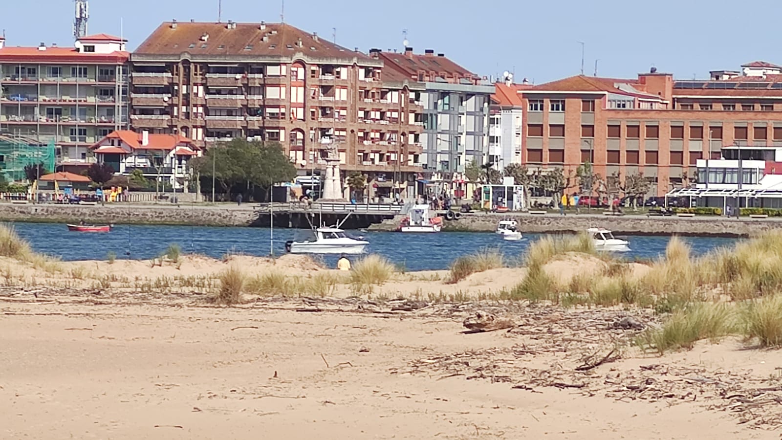 A las seis de la mañana de hoy, miércoles, trabajadores de la empresa FCC han dado comienzo a las tareas de limpieza manual y de mantenimiento de la playa Salvé. Se trata de una intervención incluida en las diez actuaciones a desarrollar durante los meses de octubre de 2021 a junio de 2022, tal y como se recoge en el pliego técnico de prestación de servicio actualmente vigente, dentro del apartado denominado 'fuera de temporada'. 