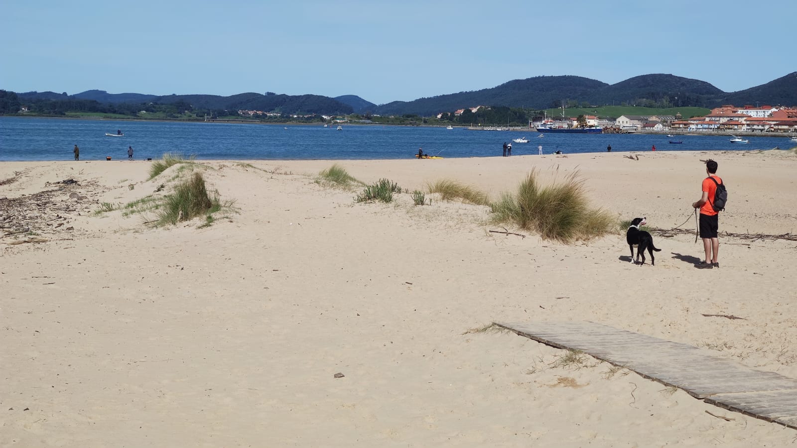 A las seis de la mañana de hoy, miércoles, trabajadores de la empresa FCC han dado comienzo a las tareas de limpieza manual y de mantenimiento de la playa Salvé. Se trata de una intervención incluida en las diez actuaciones a desarrollar durante los meses de octubre de 2021 a junio de 2022, tal y como se recoge en el pliego técnico de prestación de servicio actualmente vigente, dentro del apartado denominado 'fuera de temporada'. 