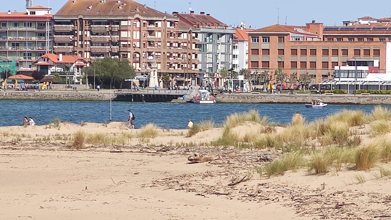 A las seis de la mañana de hoy, miércoles, trabajadores de la empresa FCC han dado comienzo a las tareas de limpieza manual y de mantenimiento de la playa Salvé. Se trata de una intervención incluida en las diez actuaciones a desarrollar durante los meses de octubre de 2021 a junio de 2022, tal y como se recoge en el pliego técnico de prestación de servicio actualmente vigente, dentro del apartado denominado 'fuera de temporada'. 