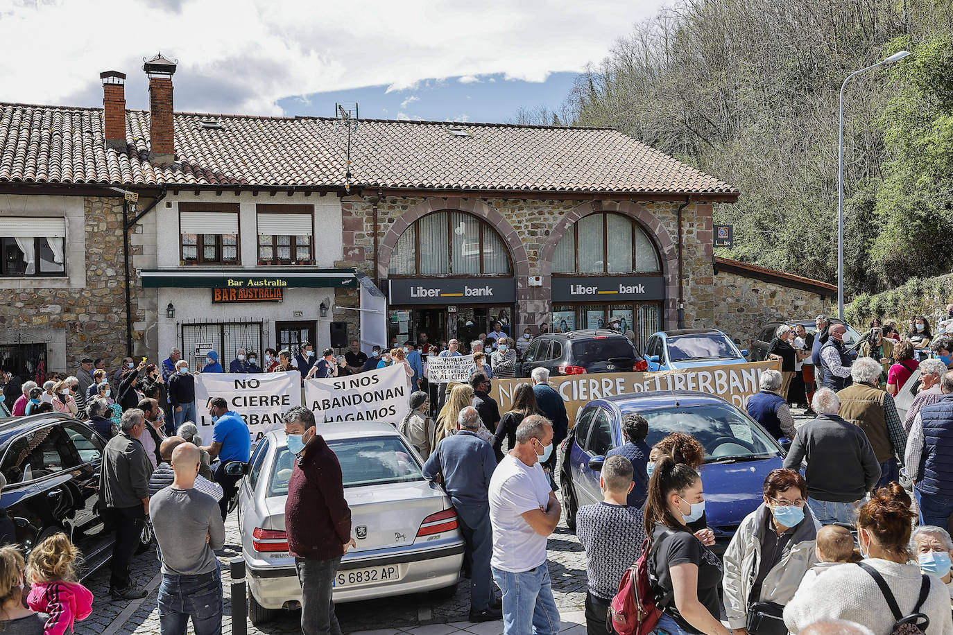 Alrededor de doscientas personas se han concentrado este martes en el pueblo de Valle para expresar que se sienten «abandonadas»