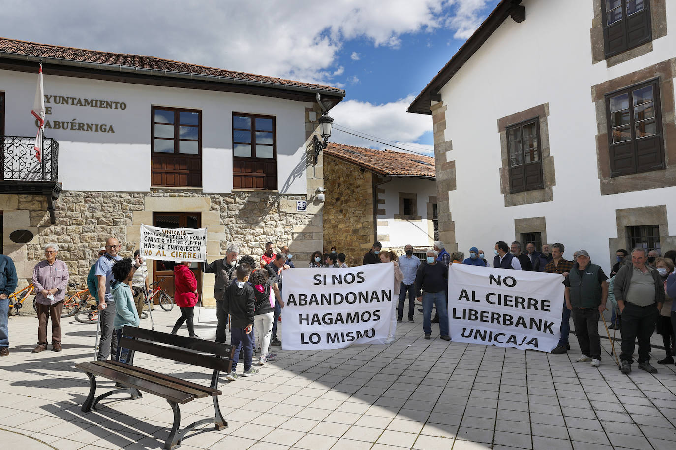 Alrededor de doscientas personas se han concentrado este martes en el pueblo de Valle para expresar que se sienten «abandonadas»