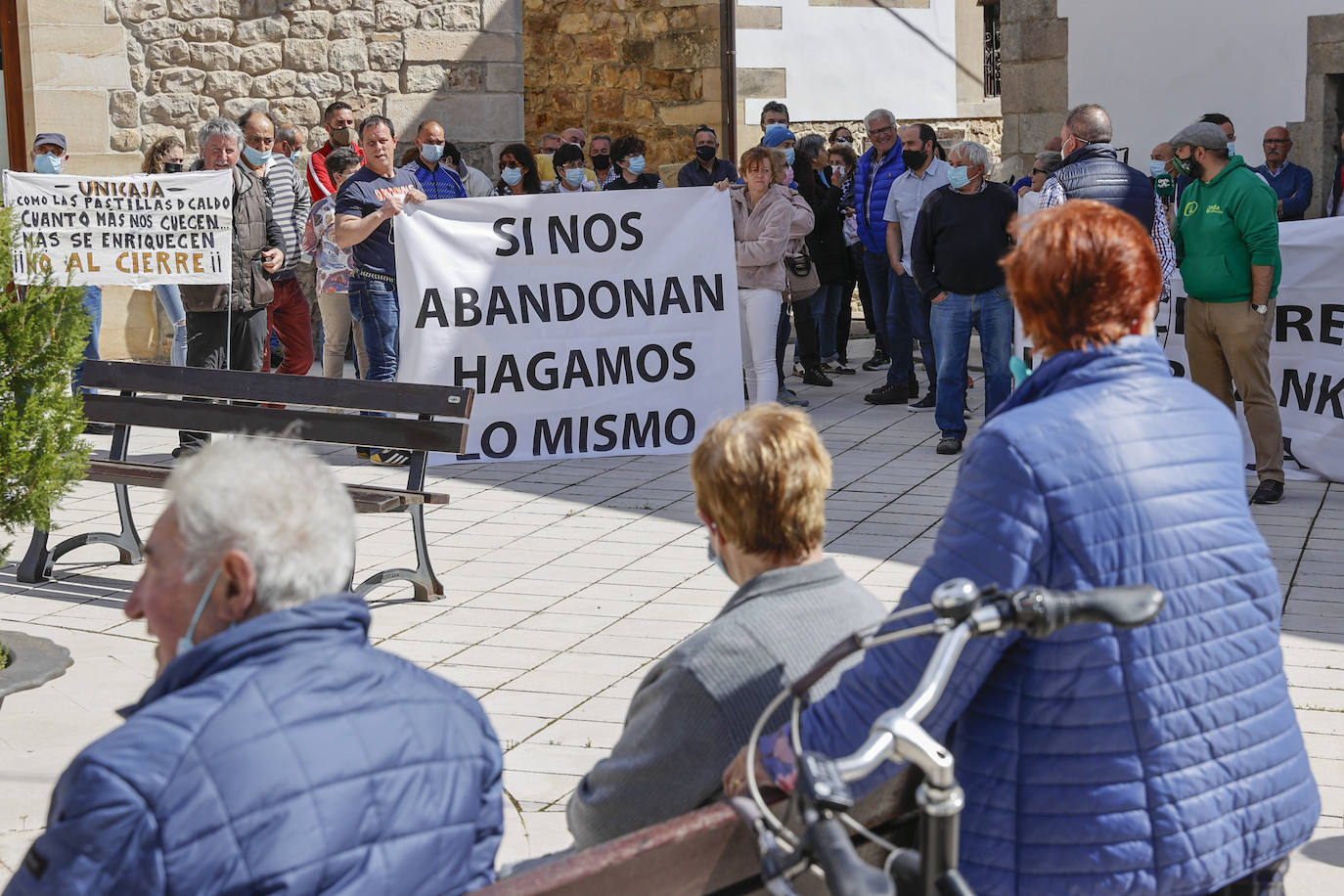 Alrededor de doscientas personas se han concentrado este martes en el pueblo de Valle para expresar que se sienten «abandonadas»