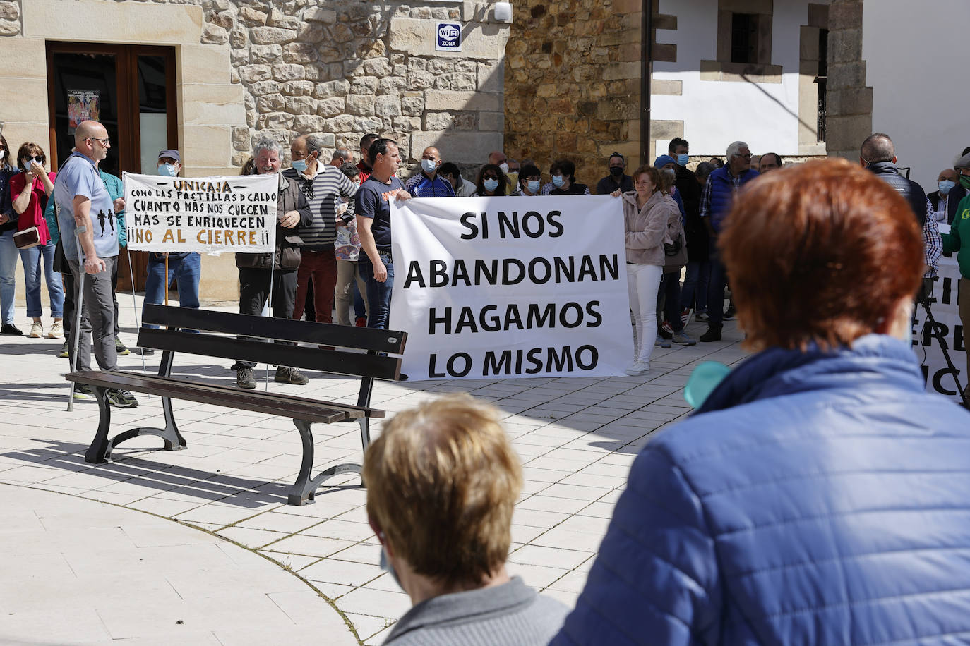 Alrededor de doscientas personas se han concentrado este martes en el pueblo de Valle para expresar que se sienten «abandonadas»