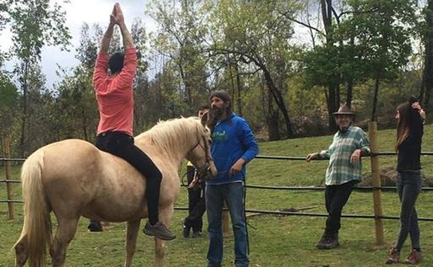 Hector Calderón durante una de las jornadas que organizan para acercar caballos, personas y doma natural basada en la cooperación en lugar de en la dominación.