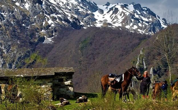 Las preciosas vistas aéreas y los profundos paisajes de las montañas asturianas se aparecen al observador de otra forma cuando se disfrutan en compañía de caballos