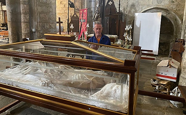 Imagen principal - Últimos retoques para la Procesión de la Soledad