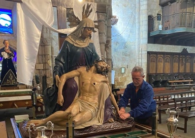 Imagen secundaria 1 - Últimos retoques para la Procesión de la Soledad
