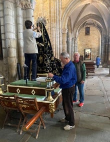 Imagen secundaria 2 - Últimos retoques para la Procesión de la Soledad