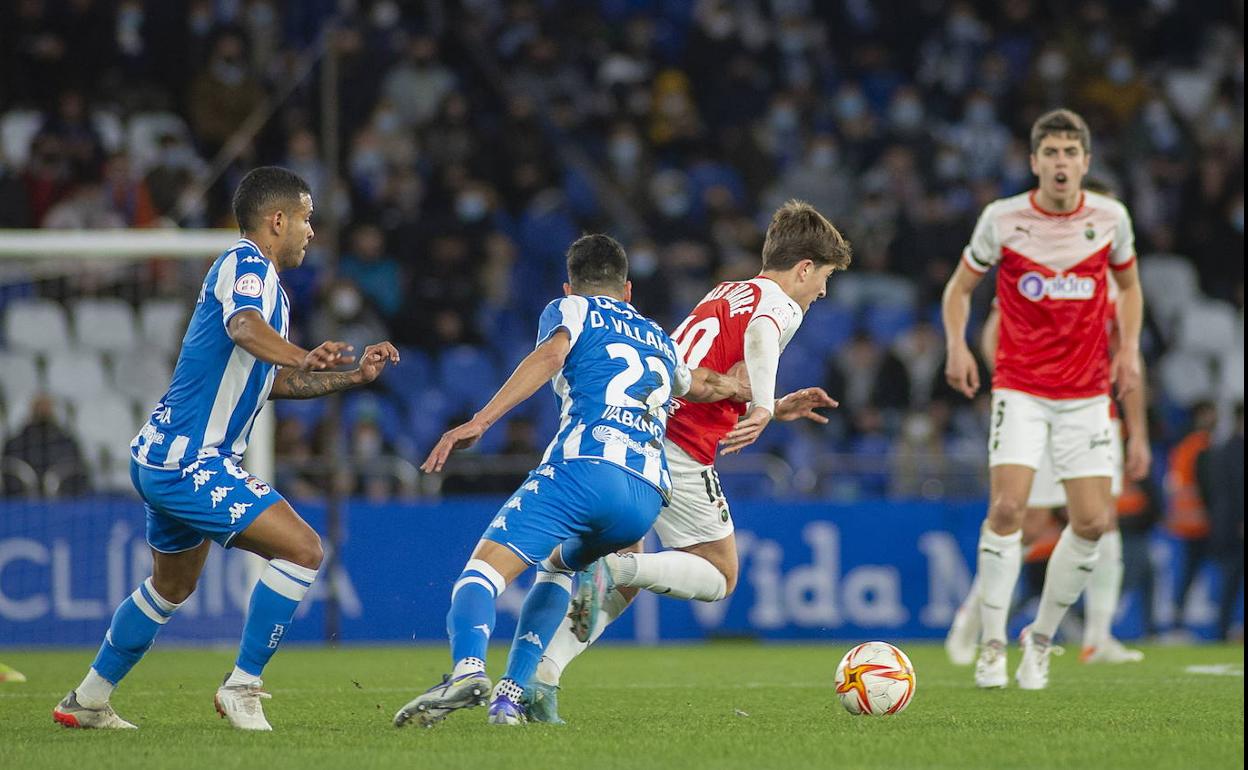 Imagen de archivo del partido del Racing ante el Dépor, en Riazor.