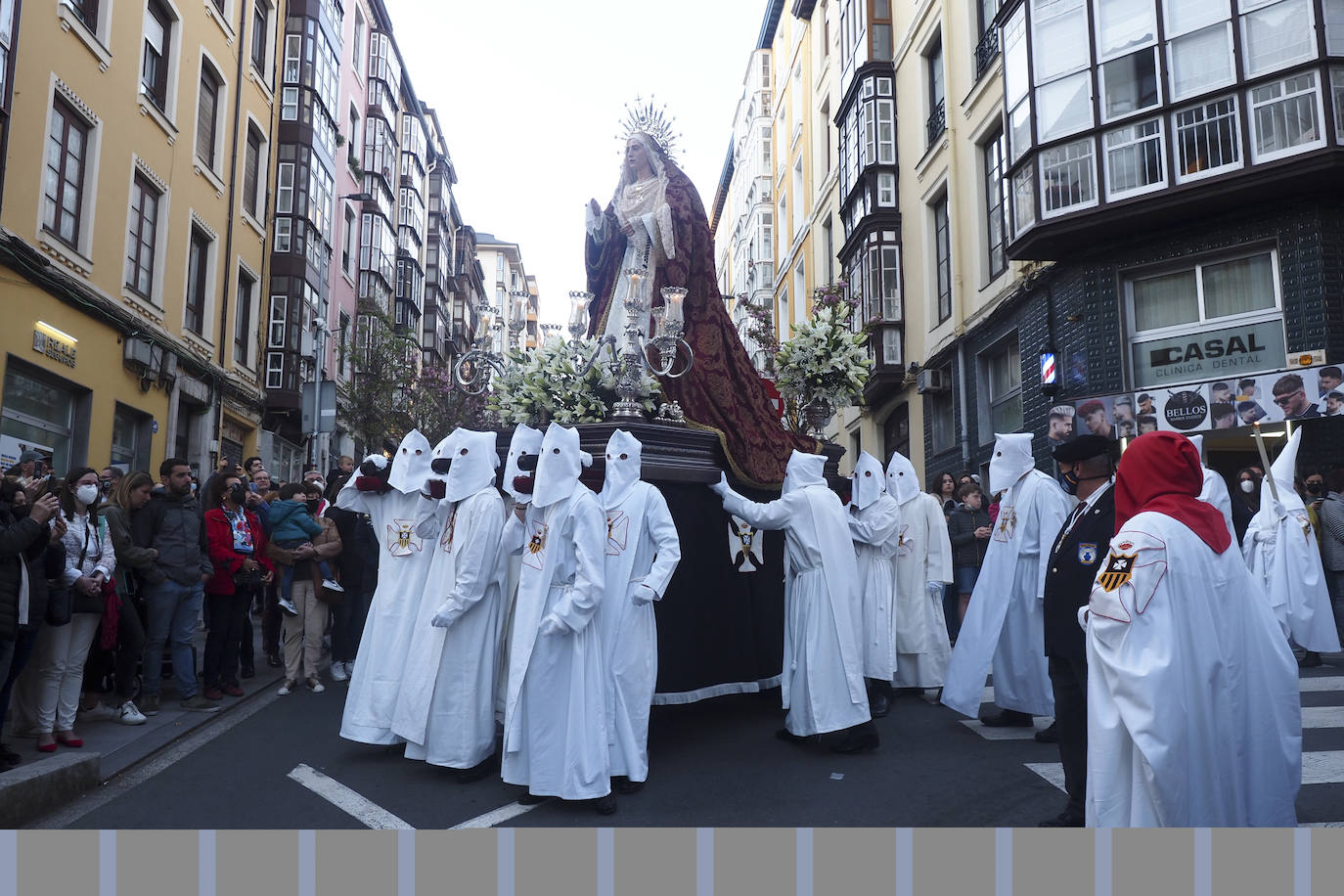 La procesión del Perdón y el Silencio de la Cofradía de La Merced ha salido este miércoles de la capilla de la calle de Bonifaz, con sus pasos Jesús Nazareno y Nuestra Señora, flanqueados por cerca de 80 cofrades. Un año más (y ya van diez) no hubo liberación de preso, a pesar de la solicitud hecha al Ministerio de Interior. En silencio y con mucho recogimiento, recorrieron las calles de Bonifaz, Lope de Vega, Hernán Cortés, Plaza del Príncipe, Plaza Porticada, Juan de Herrera, Isabel II, para enfilar la subida de Ruamayor, hasta la parroquia de la Consolación, en la calle Alta, donde hubo una estación de penitencia. Su cofrade mayor, Ignacio Pombo, explicó la emoción con la que los cofrades y fieles viven ese momento de «manifestación de la fe y catequesis, después de dos años sin poder salir a la calle».