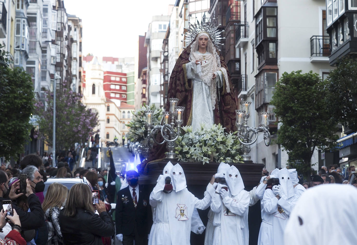 La procesión del Perdón y el Silencio de la Cofradía de La Merced ha salido este miércoles de la capilla de la calle de Bonifaz, con sus pasos Jesús Nazareno y Nuestra Señora, flanqueados por cerca de 80 cofrades. Un año más (y ya van diez) no hubo liberación de preso, a pesar de la solicitud hecha al Ministerio de Interior. En silencio y con mucho recogimiento, recorrieron las calles de Bonifaz, Lope de Vega, Hernán Cortés, Plaza del Príncipe, Plaza Porticada, Juan de Herrera, Isabel II, para enfilar la subida de Ruamayor, hasta la parroquia de la Consolación, en la calle Alta, donde hubo una estación de penitencia. Su cofrade mayor, Ignacio Pombo, explicó la emoción con la que los cofrades y fieles viven ese momento de «manifestación de la fe y catequesis, después de dos años sin poder salir a la calle».