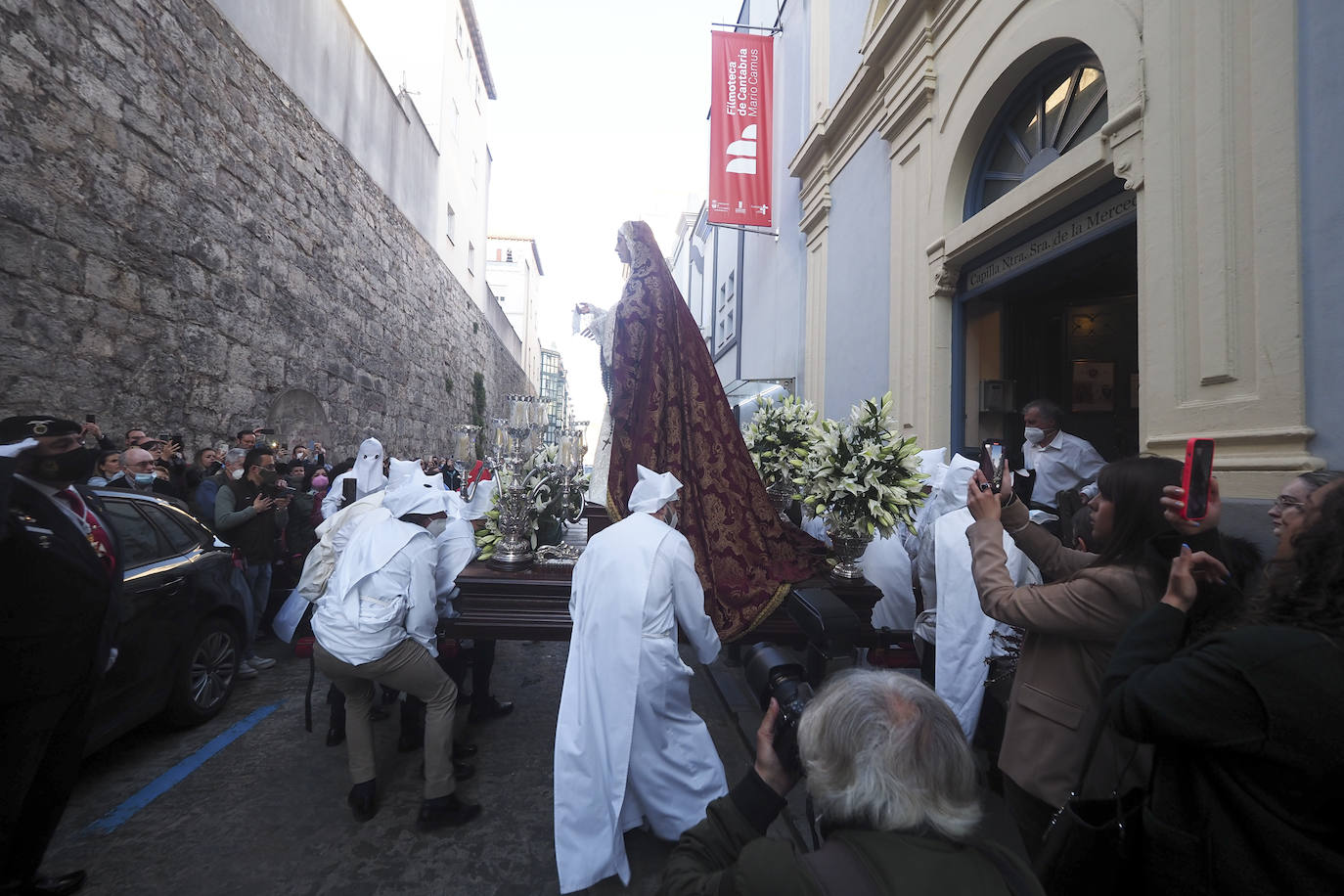 La procesión del Perdón y el Silencio de la Cofradía de La Merced ha salido este miércoles de la capilla de la calle de Bonifaz, con sus pasos Jesús Nazareno y Nuestra Señora, flanqueados por cerca de 80 cofrades. Un año más (y ya van diez) no hubo liberación de preso, a pesar de la solicitud hecha al Ministerio de Interior. En silencio y con mucho recogimiento, recorrieron las calles de Bonifaz, Lope de Vega, Hernán Cortés, Plaza del Príncipe, Plaza Porticada, Juan de Herrera, Isabel II, para enfilar la subida de Ruamayor, hasta la parroquia de la Consolación, en la calle Alta, donde hubo una estación de penitencia. Su cofrade mayor, Ignacio Pombo, explicó la emoción con la que los cofrades y fieles viven ese momento de «manifestación de la fe y catequesis, después de dos años sin poder salir a la calle».