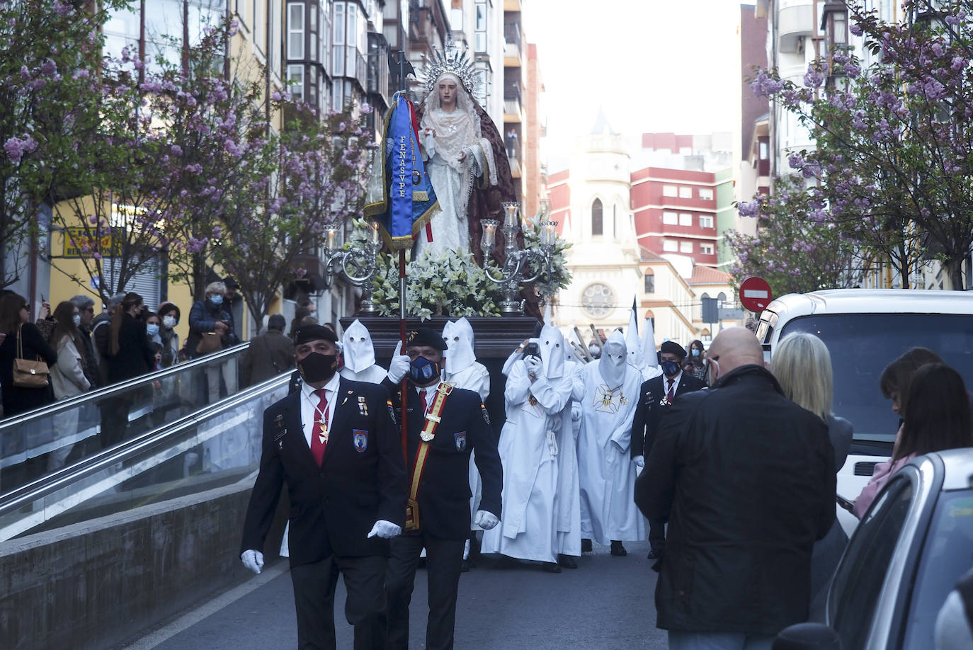 La procesión del Perdón y el Silencio de la Cofradía de La Merced ha salido este miércoles de la capilla de la calle de Bonifaz, con sus pasos Jesús Nazareno y Nuestra Señora, flanqueados por cerca de 80 cofrades. Un año más (y ya van diez) no hubo liberación de preso, a pesar de la solicitud hecha al Ministerio de Interior. En silencio y con mucho recogimiento, recorrieron las calles de Bonifaz, Lope de Vega, Hernán Cortés, Plaza del Príncipe, Plaza Porticada, Juan de Herrera, Isabel II, para enfilar la subida de Ruamayor, hasta la parroquia de la Consolación, en la calle Alta, donde hubo una estación de penitencia. Su cofrade mayor, Ignacio Pombo, explicó la emoción con la que los cofrades y fieles viven ese momento de «manifestación de la fe y catequesis, después de dos años sin poder salir a la calle».