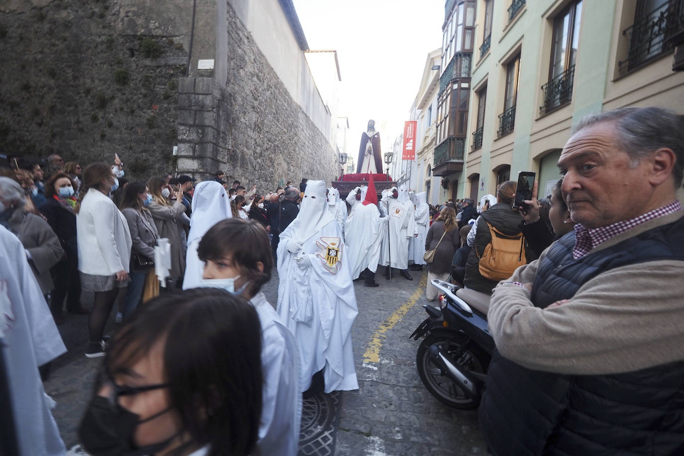 La procesión del Perdón y el Silencio de la Cofradía de La Merced ha salido este miércoles de la capilla de la calle de Bonifaz, con sus pasos Jesús Nazareno y Nuestra Señora, flanqueados por cerca de 80 cofrades. Un año más (y ya van diez) no hubo liberación de preso, a pesar de la solicitud hecha al Ministerio de Interior. En silencio y con mucho recogimiento, recorrieron las calles de Bonifaz, Lope de Vega, Hernán Cortés, Plaza del Príncipe, Plaza Porticada, Juan de Herrera, Isabel II, para enfilar la subida de Ruamayor, hasta la parroquia de la Consolación, en la calle Alta, donde hubo una estación de penitencia. Su cofrade mayor, Ignacio Pombo, explicó la emoción con la que los cofrades y fieles viven ese momento de «manifestación de la fe y catequesis, después de dos años sin poder salir a la calle».