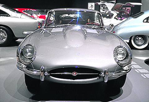 Jaguar E-Type Año: 1963. Cilindrada: 3.781 cm3. Consumo: 15,7 l/100 km. Velocidad: 240 km/h.