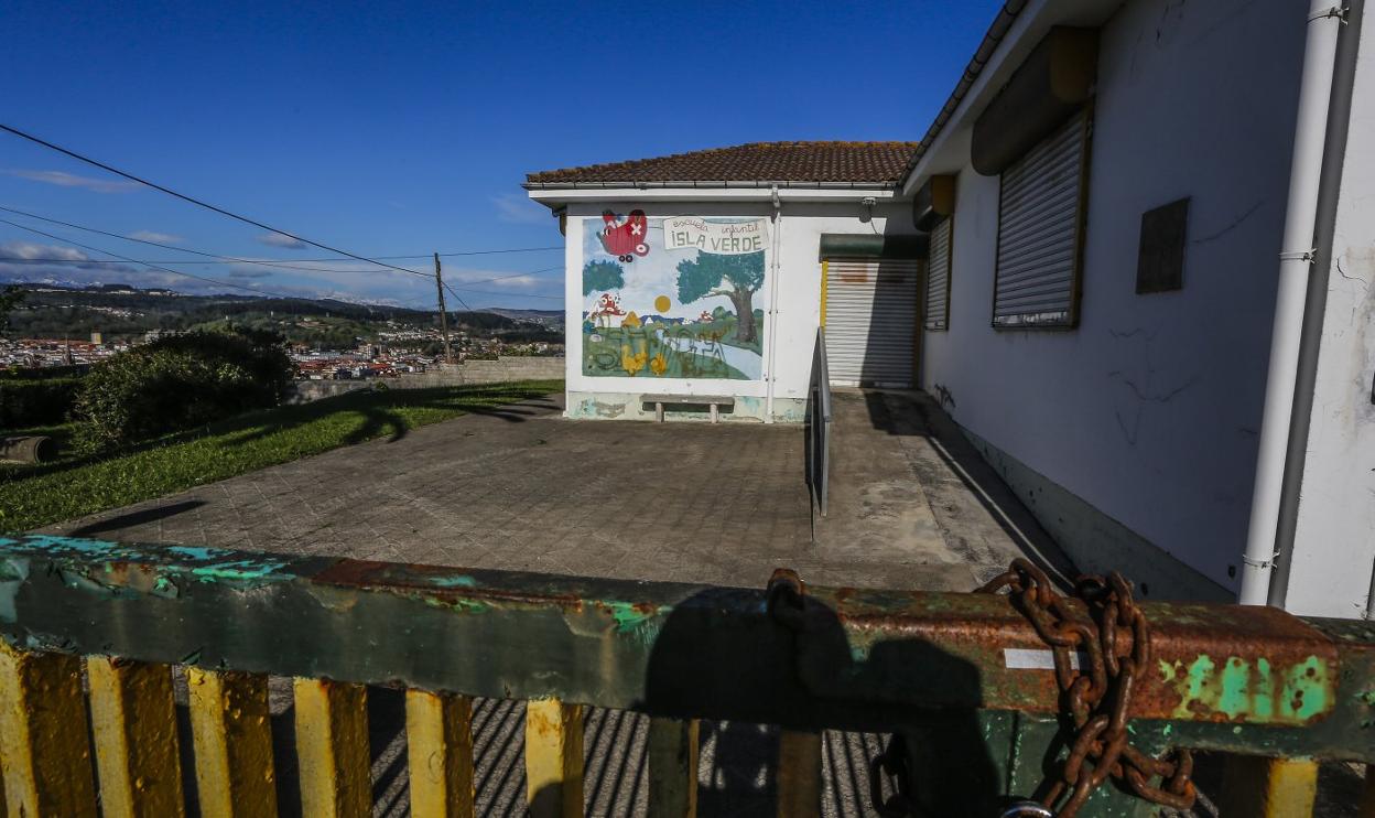 La antigua escuela infantil Isla Verde está situada en el corazón del barrio Emilio Revuelta. 