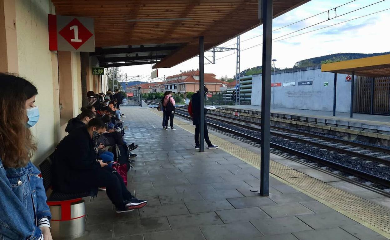 Los pasajeros afectados por la avería de un convoy de la línea Corrales de Buelna-Santander esperan «desconcetados» en la estación de Renedo.