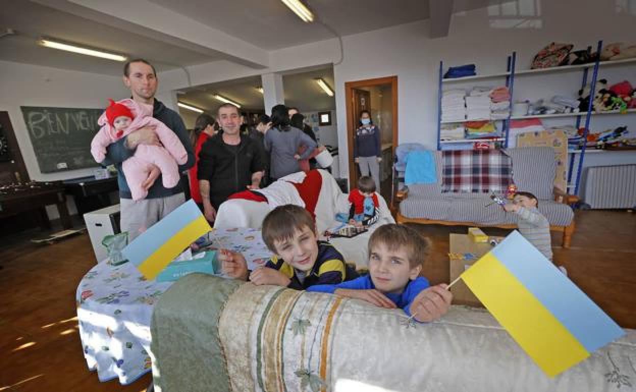 Imagen de los refugiados ucranianos que llegaron a Cantabria en autobús en el albergue de San Vicente del Monte. 