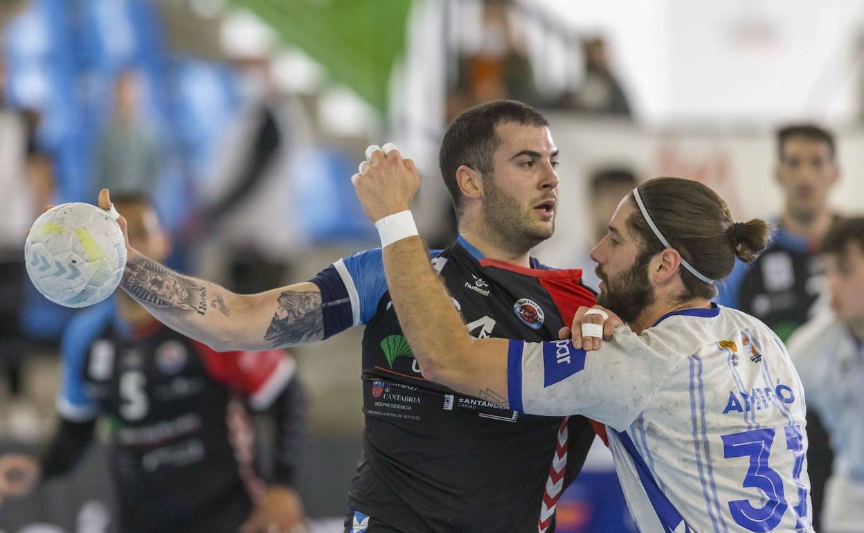 Javier Castro, del Unicaja, en un lance de un partido en La Albericia.