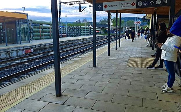 Los usuarios afectados en la estación de Renedo se han quejado de que no se les ha informado sobre el retraso.