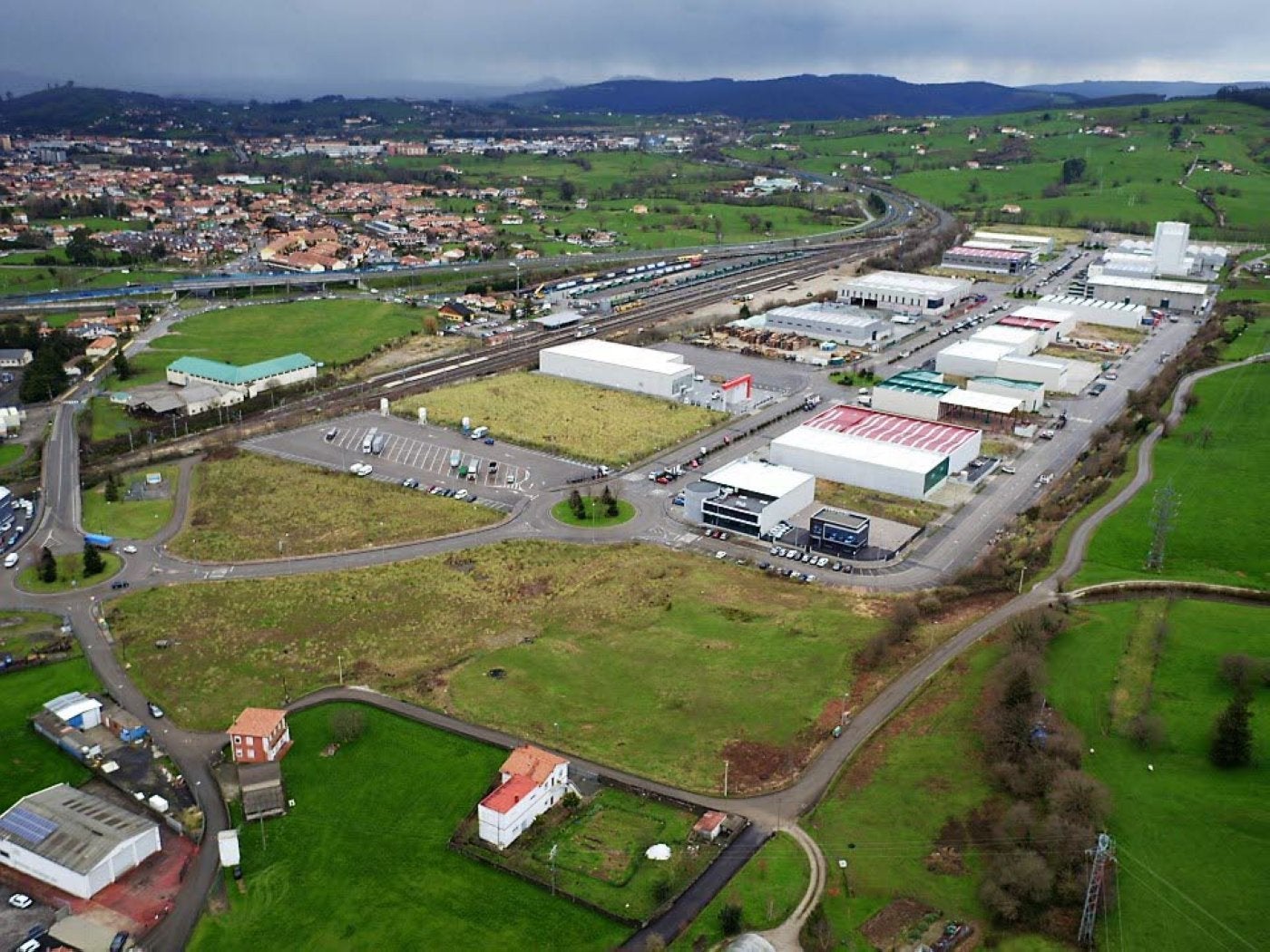 Vista aérea del Polígono Tanos-Viérnoles, en el área periférica de Torrelavega. 