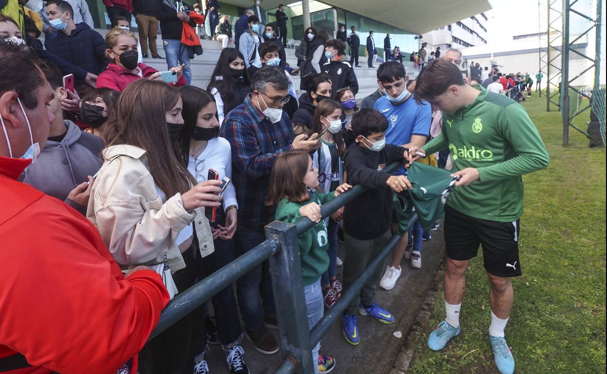 Los jugadores del Racing sienten el calor de los más pequeños