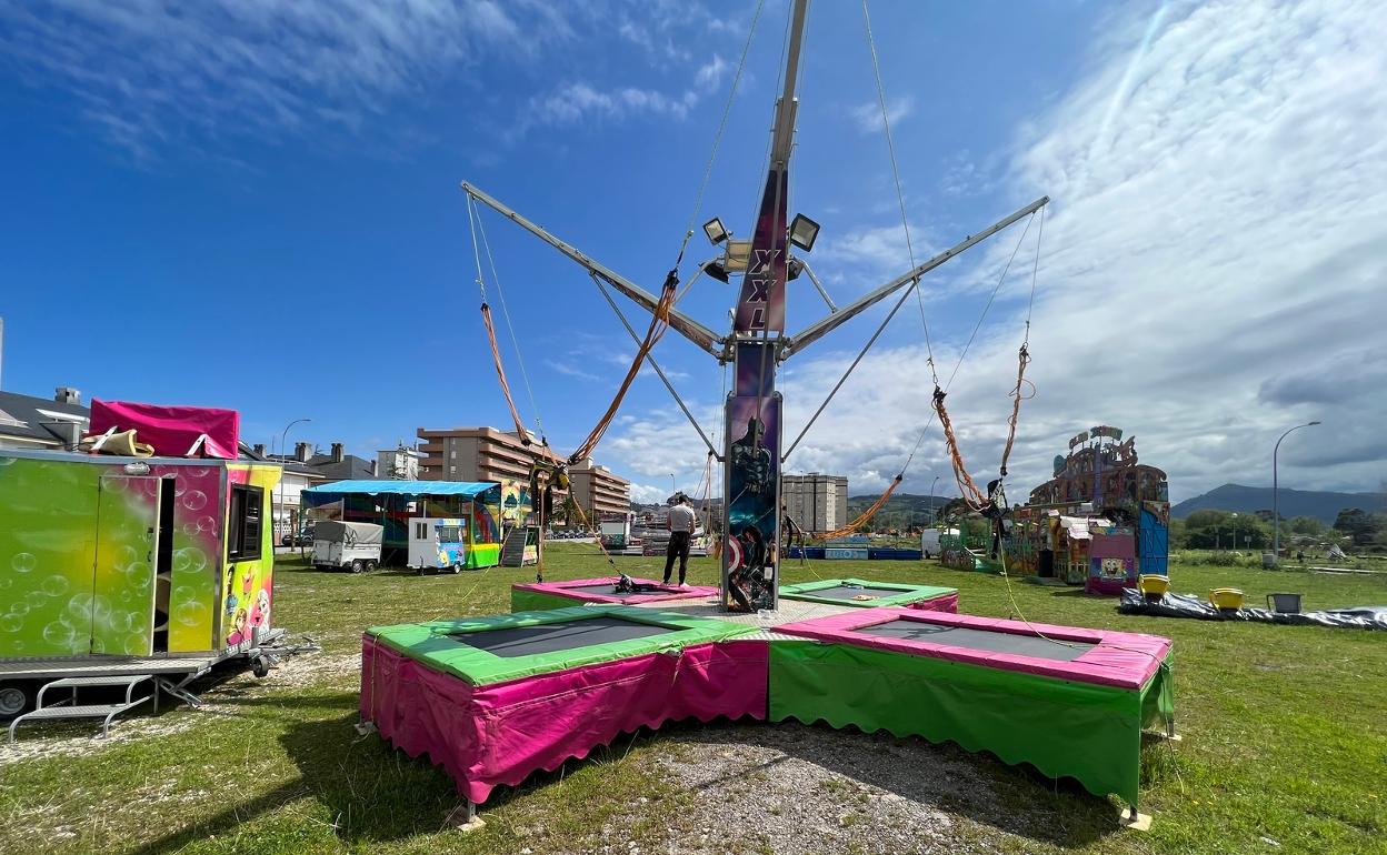 Los feriantes preparan las atracciones para los próximos diez días 