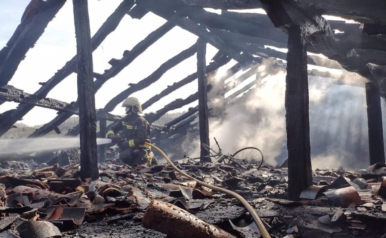 Un incendio destruye por completo una vivienda de Cillorigo de Liébana