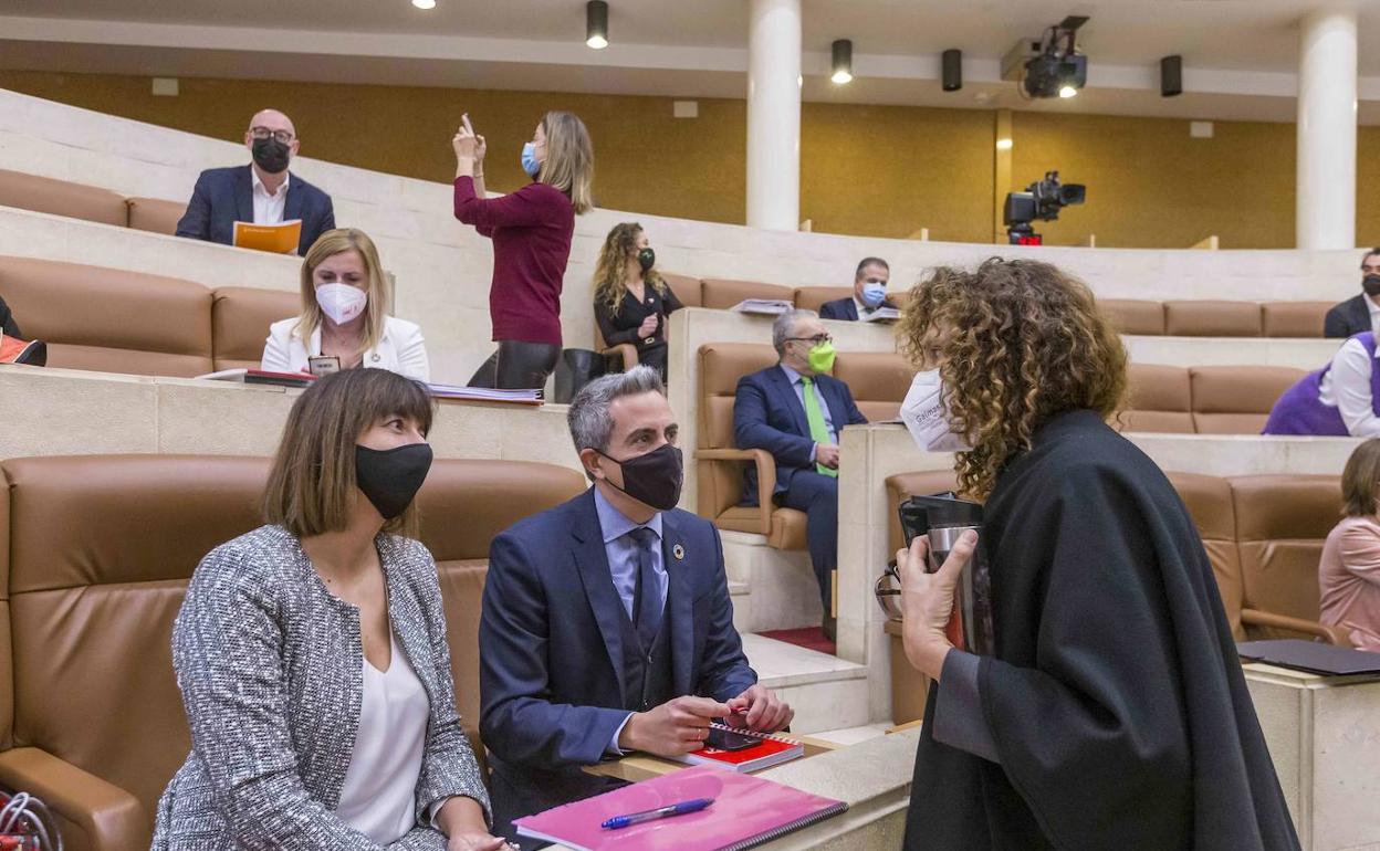 La consejera dimitida junto al vicepresidente Zuloaga en el Parlamento.