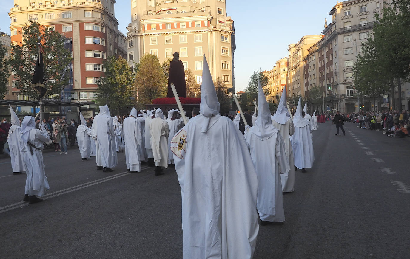 Fotos: Pasos y nazarenos en Santander en la Procesión de la Vera Cruz y Pasión del Señor