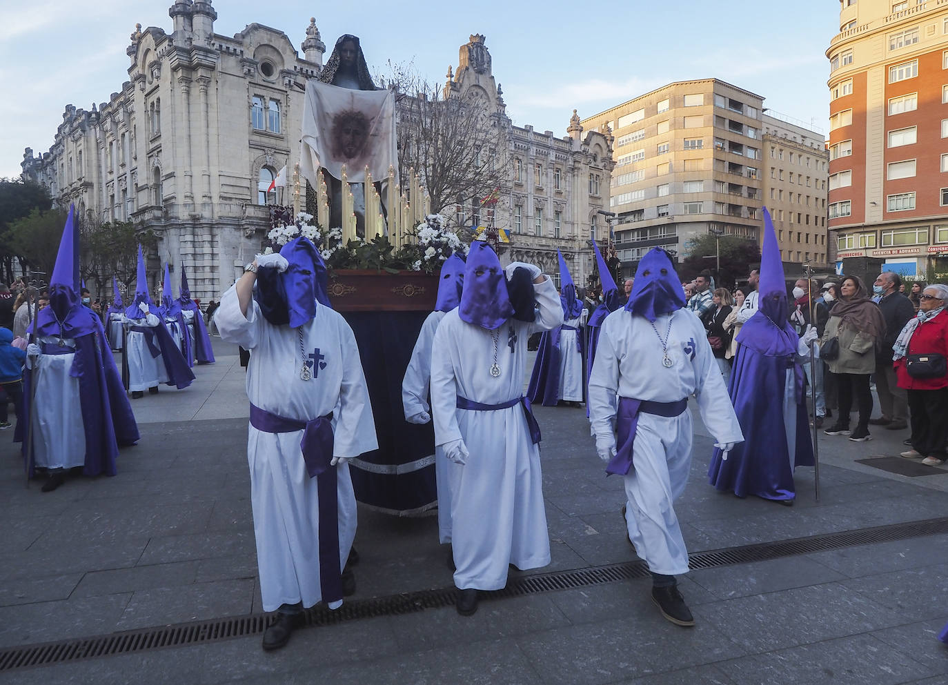 Fotos: Pasos y nazarenos en Santander en la Procesión de la Vera Cruz y Pasión del Señor