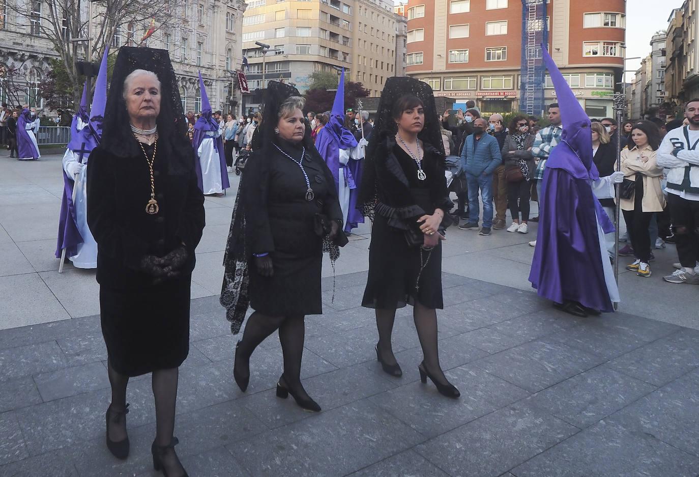 Fotos: Pasos y nazarenos en Santander en la Procesión de la Vera Cruz y Pasión del Señor