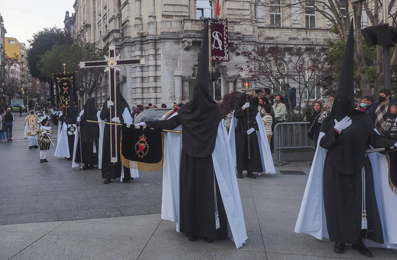 Fotos: Pasos y nazarenos en Santander en la Procesión de la Vera Cruz y Pasión del Señor