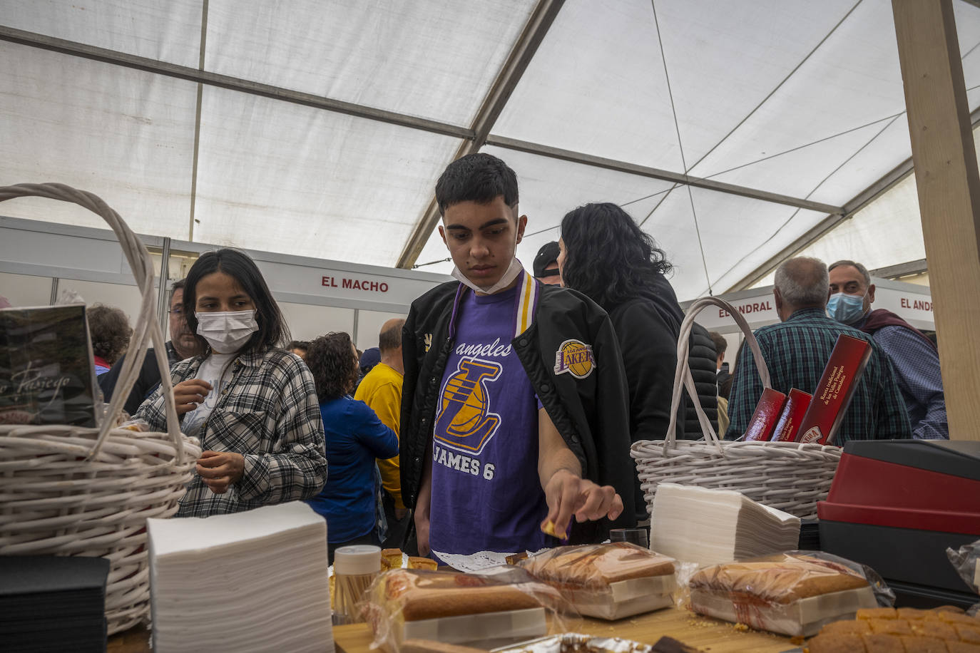 Cientos de personas se han acercado este jueves a Vega de Pas, en el primer día de la Gran Fiesta del Sobao Pasiego y la Quesada, que se celebra hasta el domingo. Este año recupera la programación con un mercado agroalimentario y artesanal, en la que están presentes fabricantes de sobao pasiego. Pasacalles de trajes típicos, aperitivos, romerías, oficios artesanos o concursos de bolo pasiego, son otros de los atractivos del programa de este año.