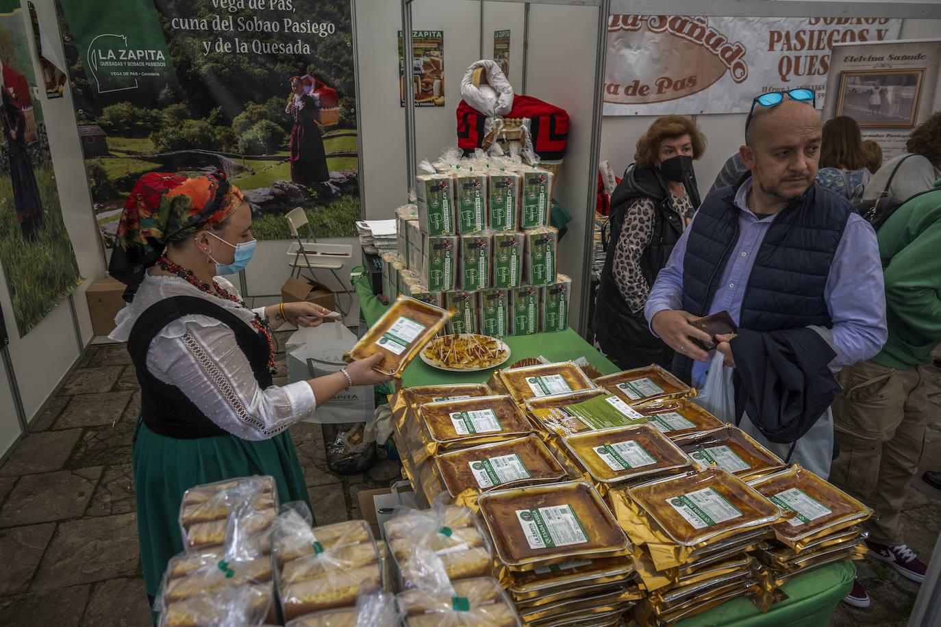 Cientos de personas se han acercado este jueves a Vega de Pas, en el primer día de la Gran Fiesta del Sobao Pasiego y la Quesada, que se celebra hasta el domingo. Este año recupera la programación con un mercado agroalimentario y artesanal, en la que están presentes fabricantes de sobao pasiego. Pasacalles de trajes típicos, aperitivos, romerías, oficios artesanos o concursos de bolo pasiego, son otros de los atractivos del programa de este año.