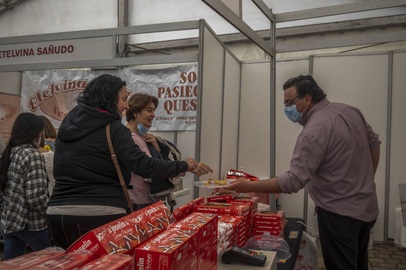 Cientos de personas se han acercado este jueves a Vega de Pas, en el primer día de la Gran Fiesta del Sobao Pasiego y la Quesada, que se celebra hasta el domingo. Este año recupera la programación con un mercado agroalimentario y artesanal, en la que están presentes fabricantes de sobao pasiego. Pasacalles de trajes típicos, aperitivos, romerías, oficios artesanos o concursos de bolo pasiego, son otros de los atractivos del programa de este año.