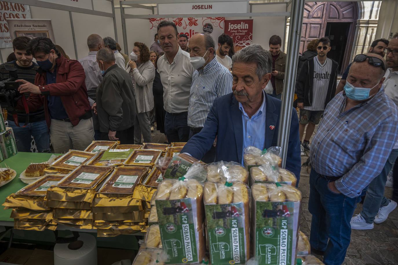 Cientos de personas se han acercado este jueves a Vega de Pas, en el primer día de la Gran Fiesta del Sobao Pasiego y la Quesada, que se celebra hasta el domingo. Este año recupera la programación con un mercado agroalimentario y artesanal, en la que están presentes fabricantes de sobao pasiego. Pasacalles de trajes típicos, aperitivos, romerías, oficios artesanos o concursos de bolo pasiego, son otros de los atractivos del programa de este año.