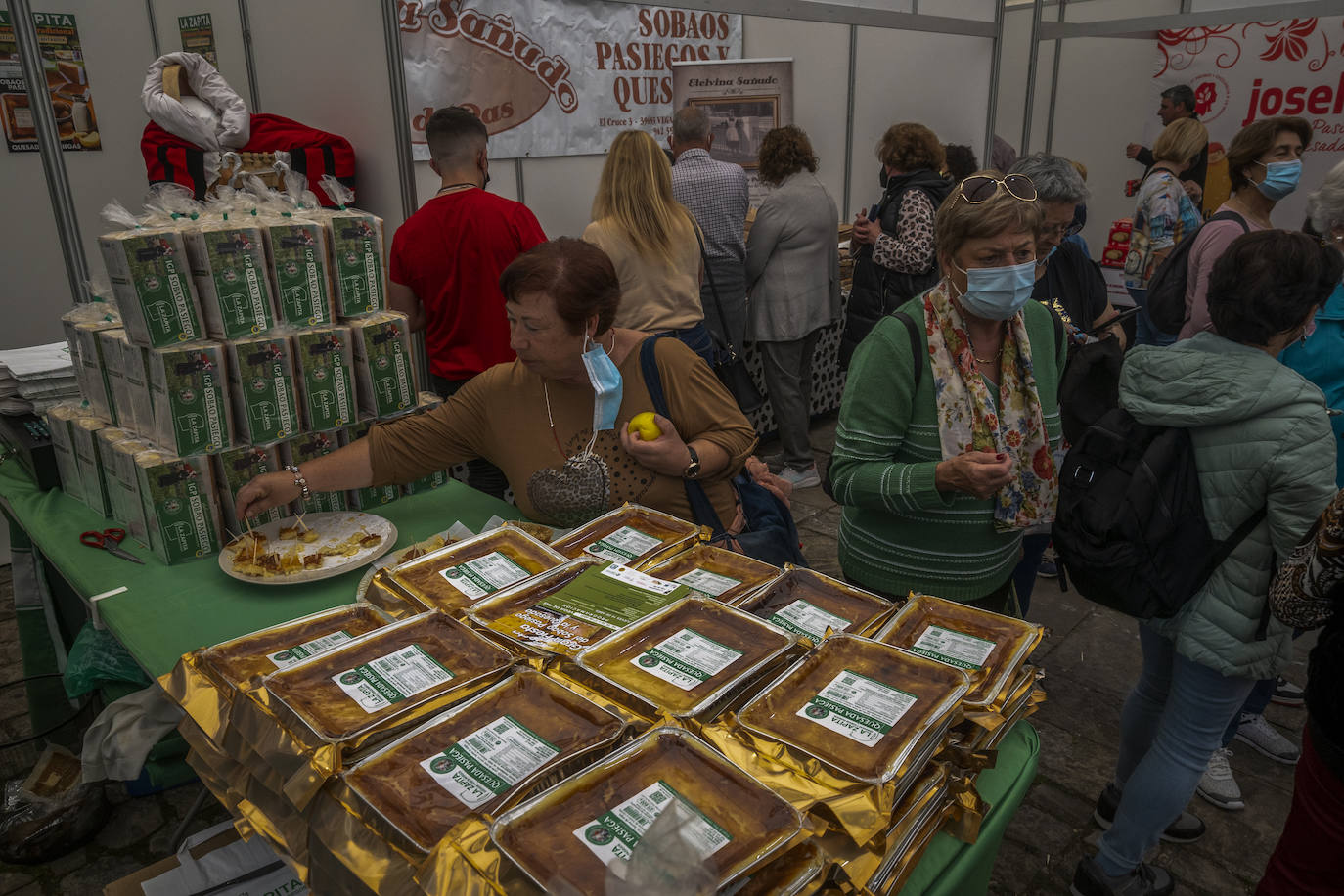 Cientos de personas se han acercado este jueves a Vega de Pas, en el primer día de la Gran Fiesta del Sobao Pasiego y la Quesada, que se celebra hasta el domingo. Este año recupera la programación con un mercado agroalimentario y artesanal, en la que están presentes fabricantes de sobao pasiego. Pasacalles de trajes típicos, aperitivos, romerías, oficios artesanos o concursos de bolo pasiego, son otros de los atractivos del programa de este año.