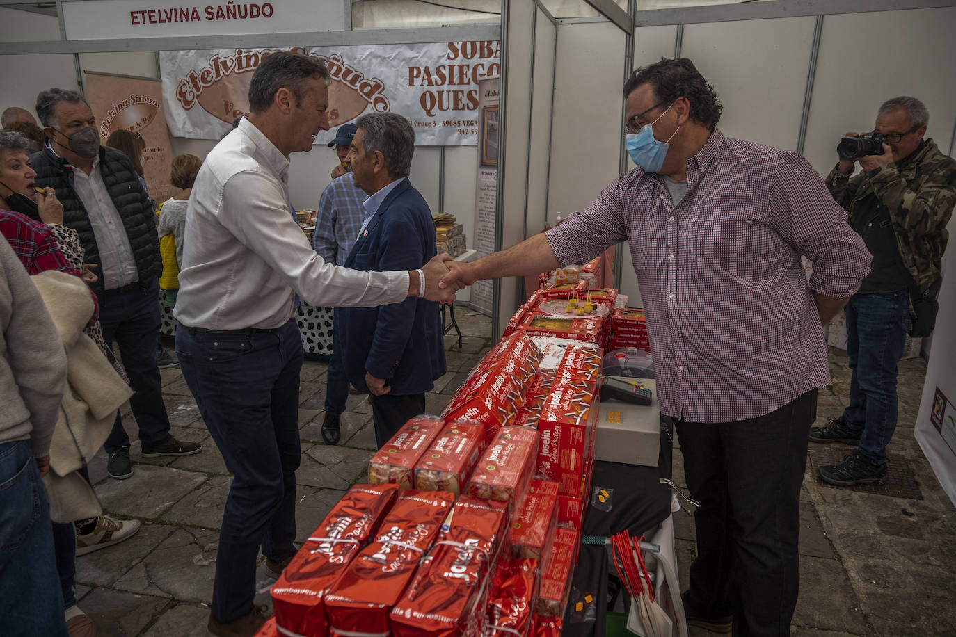 Cientos de personas se han acercado este jueves a Vega de Pas, en el primer día de la Gran Fiesta del Sobao Pasiego y la Quesada, que se celebra hasta el domingo. Este año recupera la programación con un mercado agroalimentario y artesanal, en la que están presentes fabricantes de sobao pasiego. Pasacalles de trajes típicos, aperitivos, romerías, oficios artesanos o concursos de bolo pasiego, son otros de los atractivos del programa de este año.