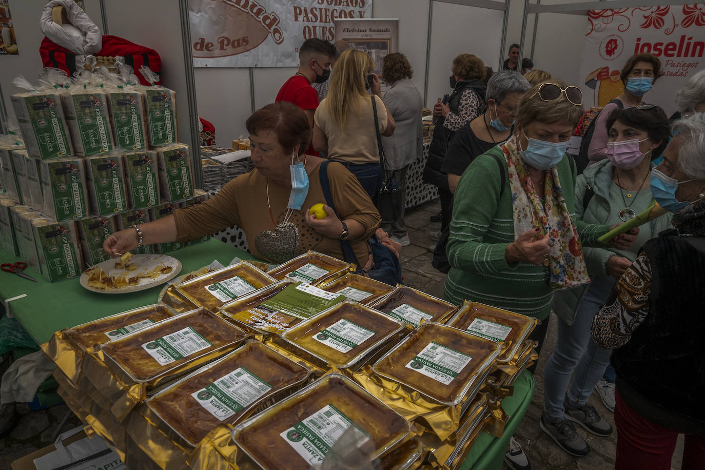 Cientos de personas se han acercado este jueves a Vega de Pas, en el primer día de la Gran Fiesta del Sobao Pasiego y la Quesada, que se celebra hasta el domingo. Este año recupera la programación con un mercado agroalimentario y artesanal, en la que están presentes fabricantes de sobao pasiego. Pasacalles de trajes típicos, aperitivos, romerías, oficios artesanos o concursos de bolo pasiego, son otros de los atractivos del programa de este año.