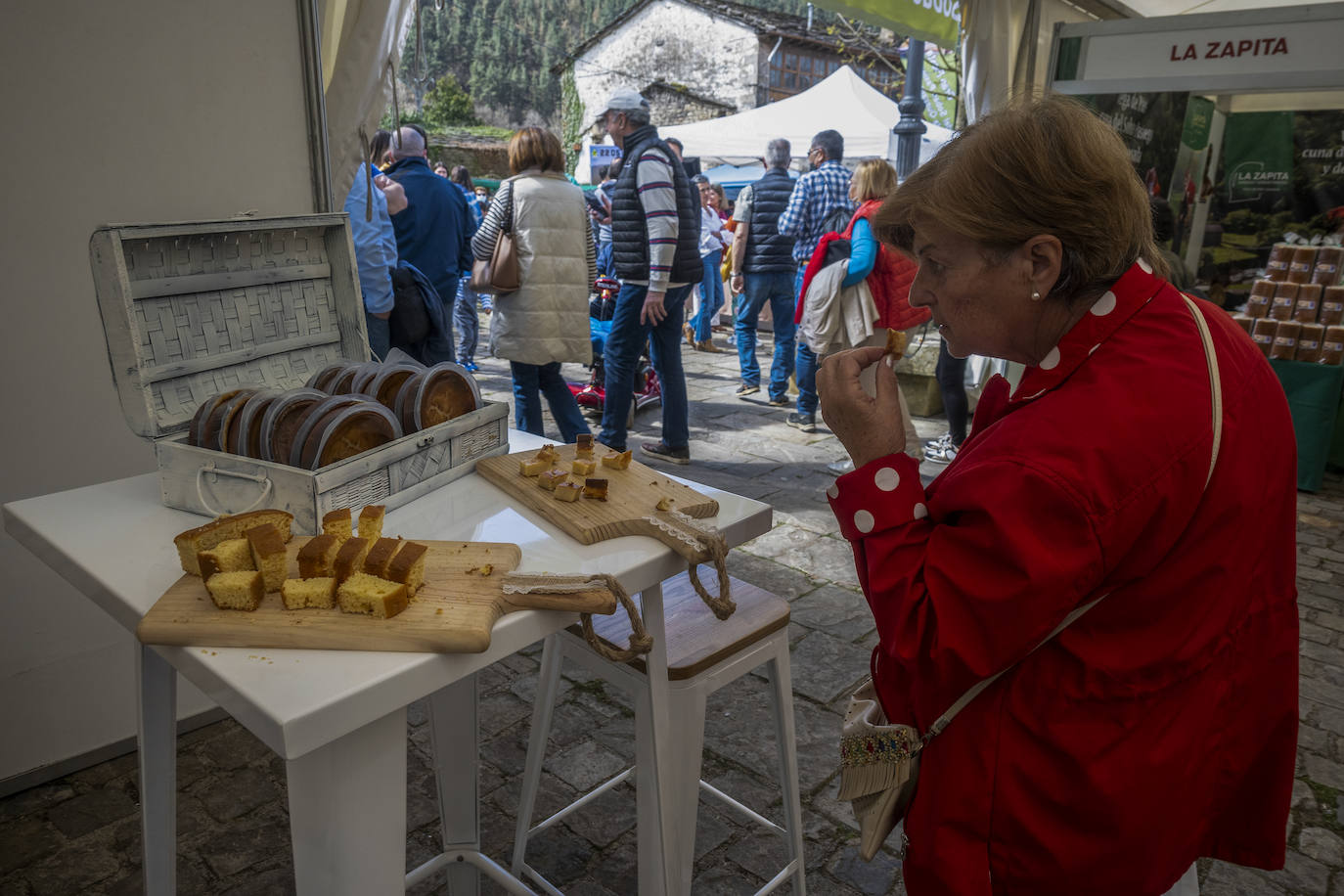 Cientos de personas se han acercado este jueves a Vega de Pas, en el primer día de la Gran Fiesta del Sobao Pasiego y la Quesada, que se celebra hasta el domingo. Este año recupera la programación con un mercado agroalimentario y artesanal, en la que están presentes fabricantes de sobao pasiego. Pasacalles de trajes típicos, aperitivos, romerías, oficios artesanos o concursos de bolo pasiego, son otros de los atractivos del programa de este año.