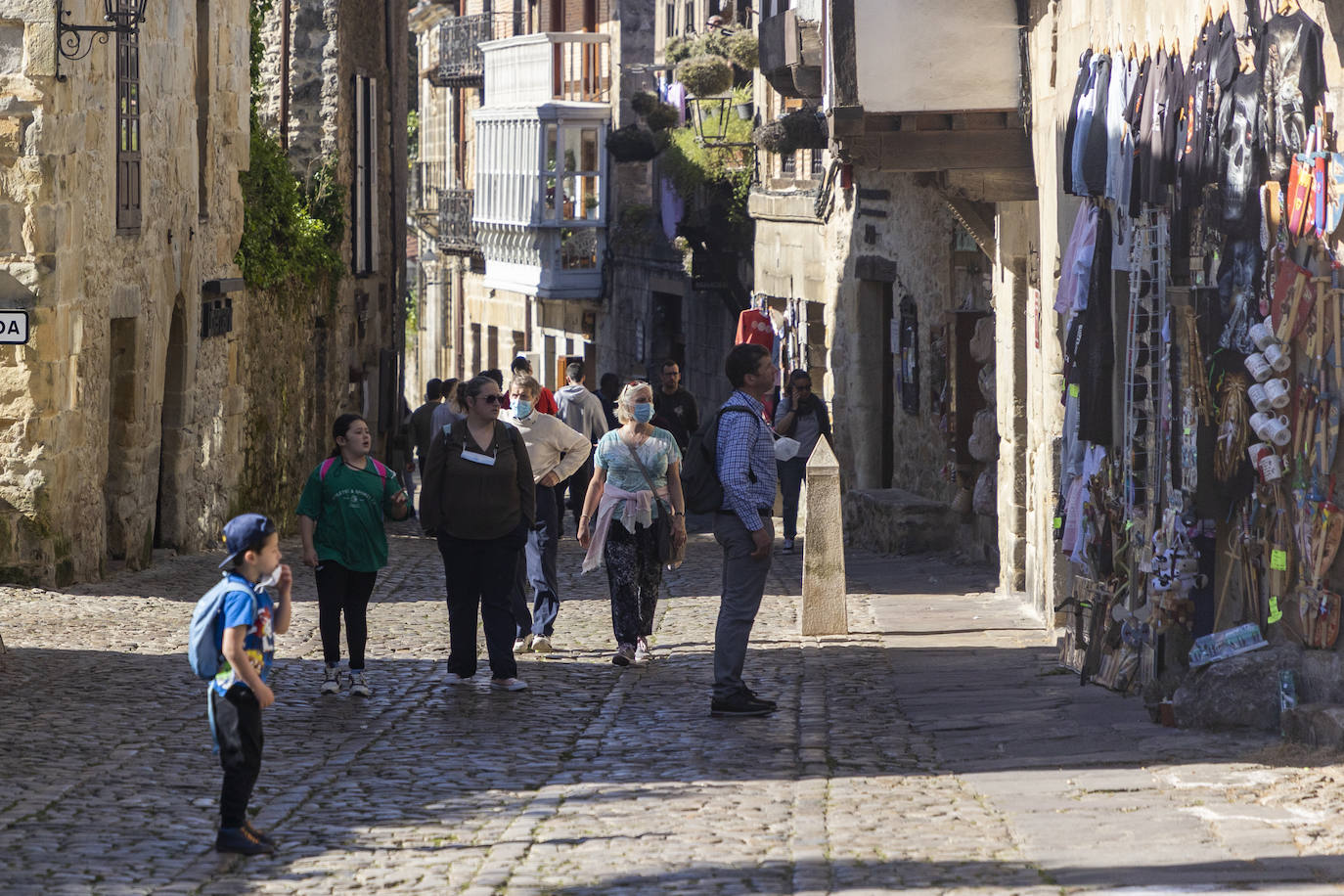 Imágenes de este Jueves Santo en Santander, Santillana del Mar y Suances, localidades en las que se observa que esta Semana Santa ha recuperado el ambiente de antes de la pandemia.