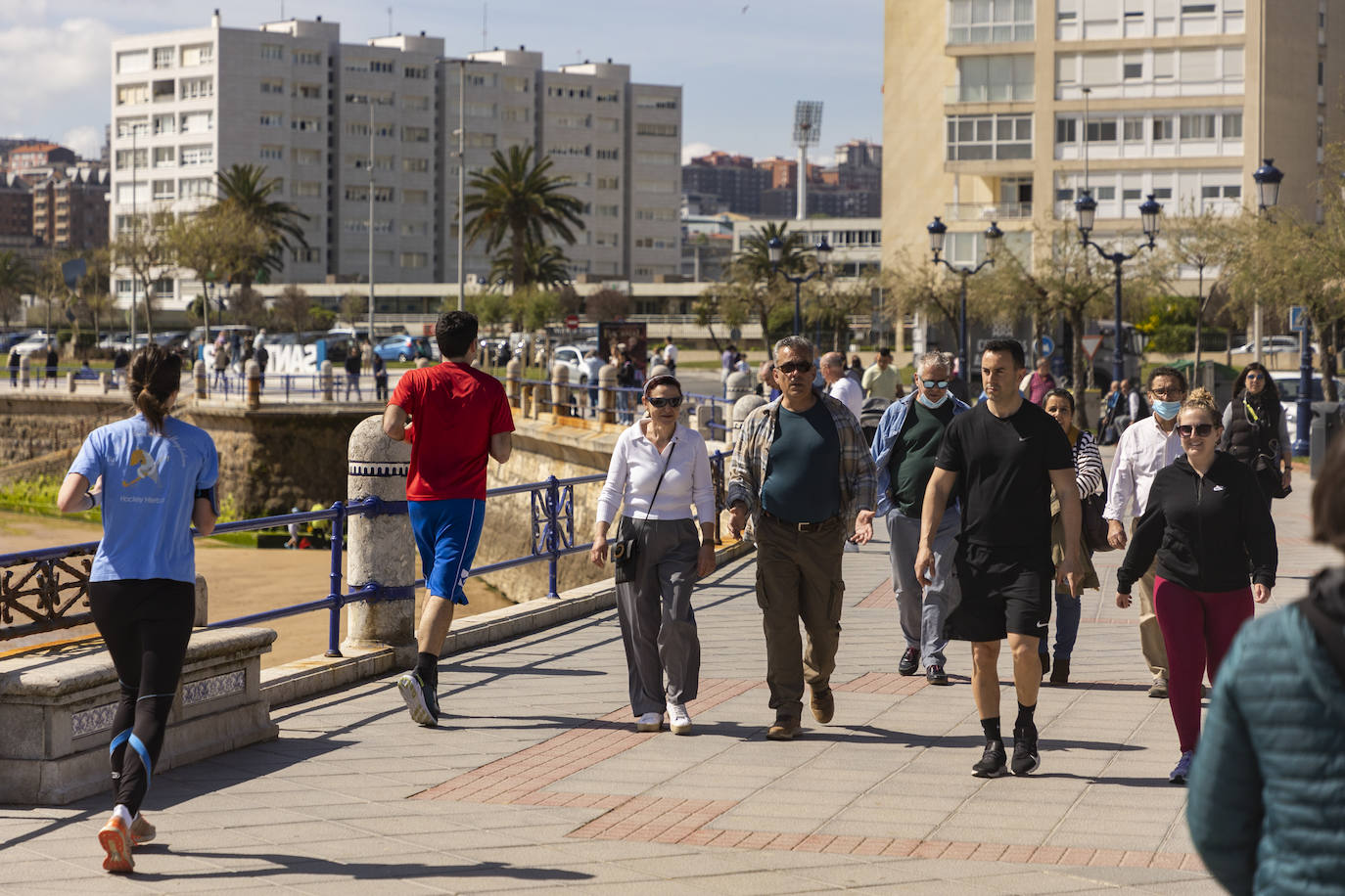 Imágenes de este Jueves Santo en Santander, Santillana del Mar y Suances, localidades en las que se observa que esta Semana Santa ha recuperado el ambiente de antes de la pandemia.