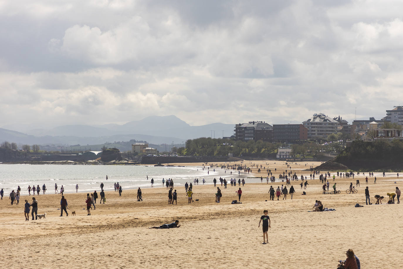 Imágenes de este Jueves Santo en Santander, Santillana del Mar y Suances, localidades en las que se observa que esta Semana Santa ha recuperado el ambiente de antes de la pandemia.