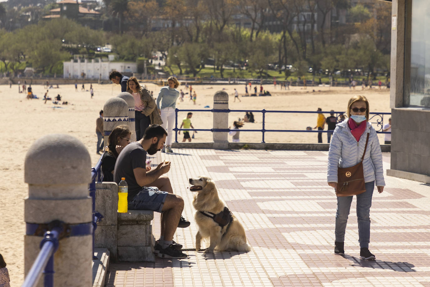 Imágenes de este Jueves Santo en Santander, Santillana del Mar y Suances, localidades en las que se observa que esta Semana Santa ha recuperado el ambiente de antes de la pandemia.