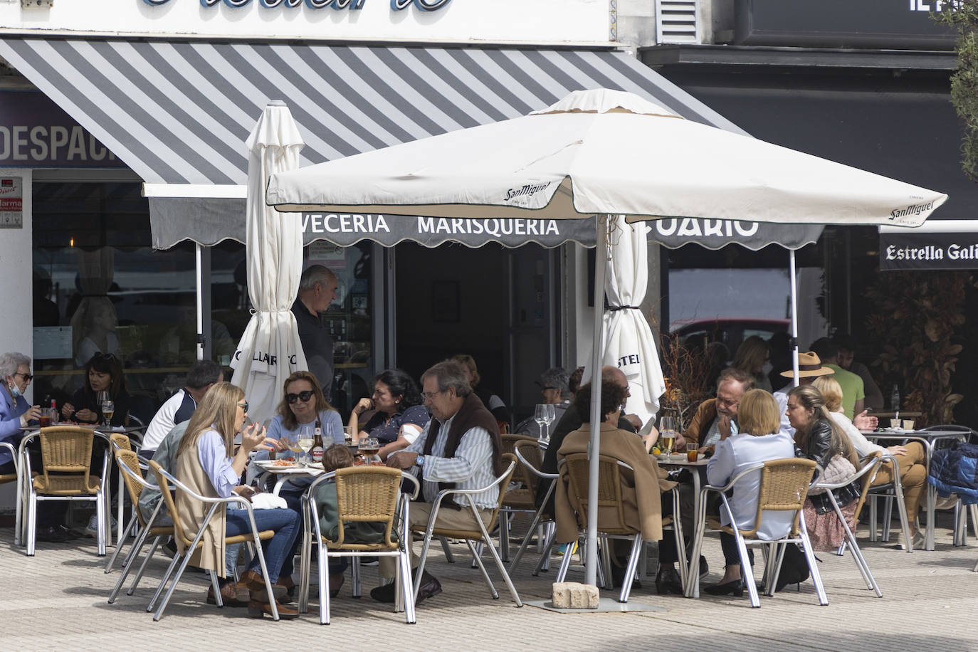 Imágenes de este Jueves Santo en Santander, Santillana del Mar y Suances, localidades en las que se observa que esta Semana Santa ha recuperado el ambiente de antes de la pandemia.